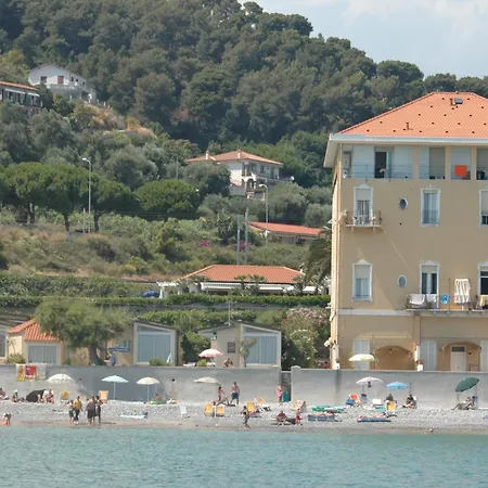 Holiday's Beach Apartahotel