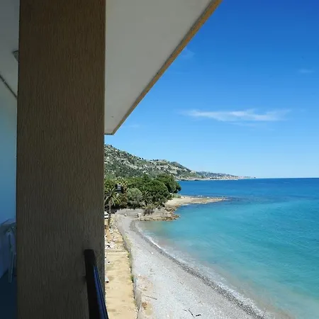 Holiday's Beach Apartmanhotel *