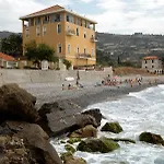 Holiday's Beach * Βεντιμίλια
