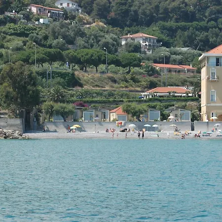 Holiday's Beach Aparthotel *