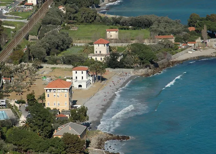 Holiday's Beach Aparthotel *